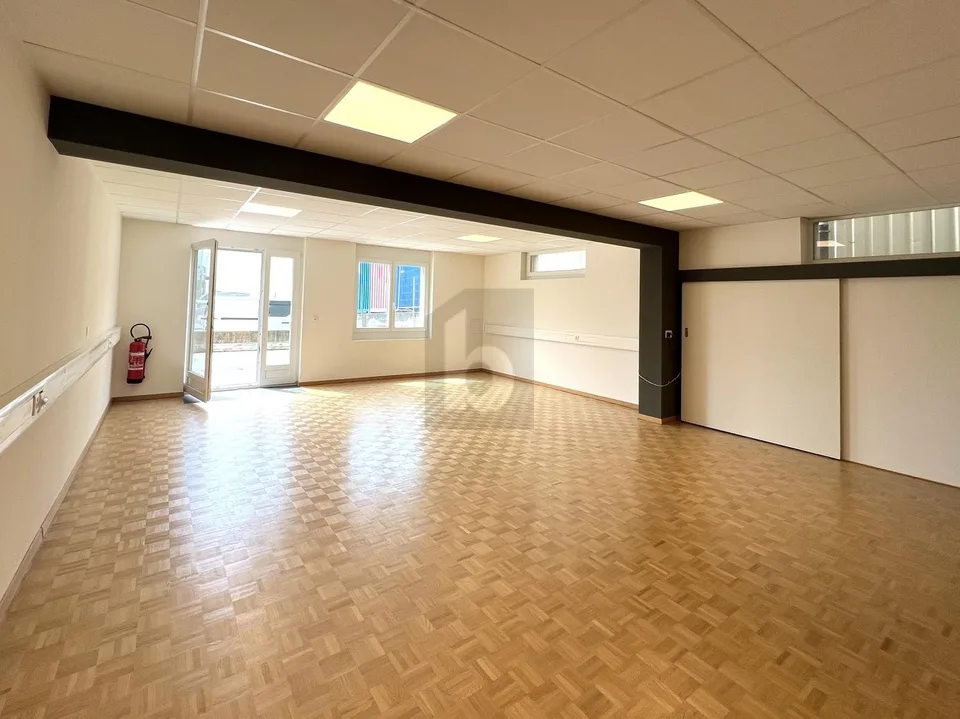 BUREAU DE PLEIN-PIED AVEC PARKING EN Z.I.