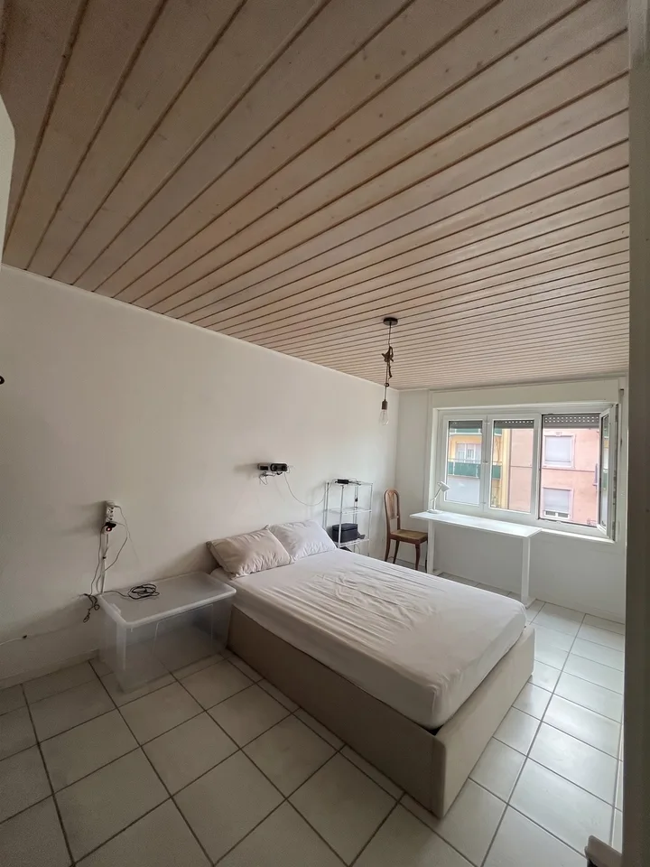 Bright room in a 3.5-room shared apartment in Zurich (Kreis 4)