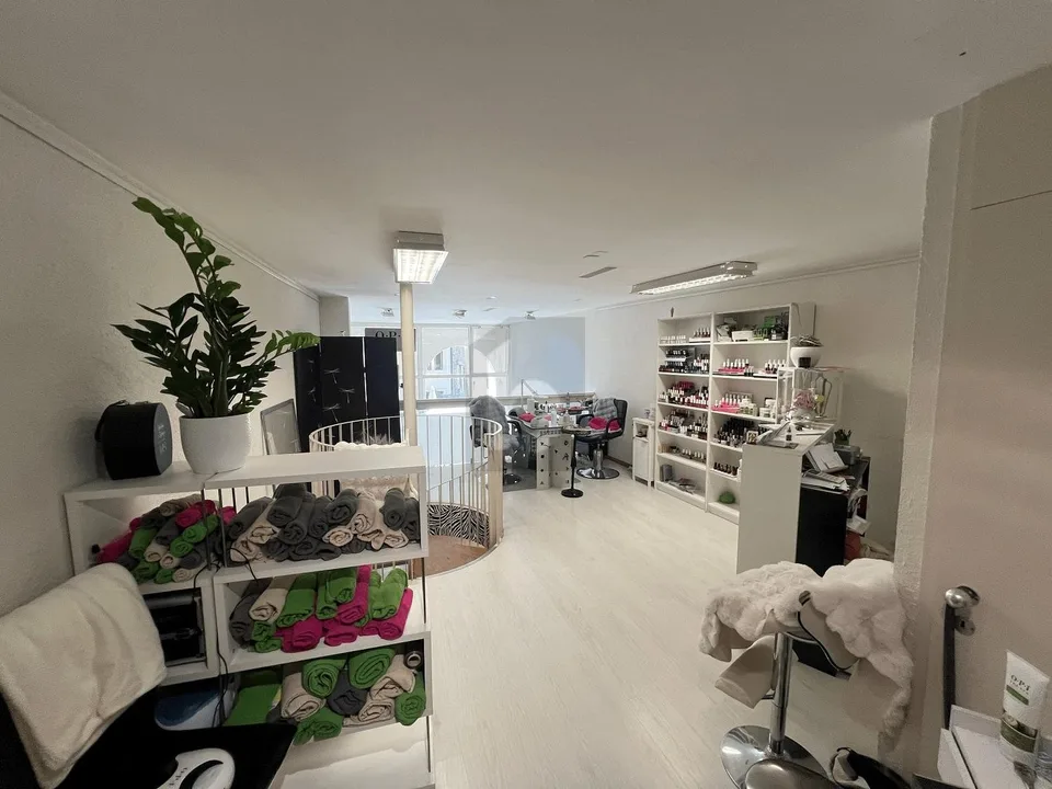 SALON DE COIFFURE EN VIEILLE VILLE