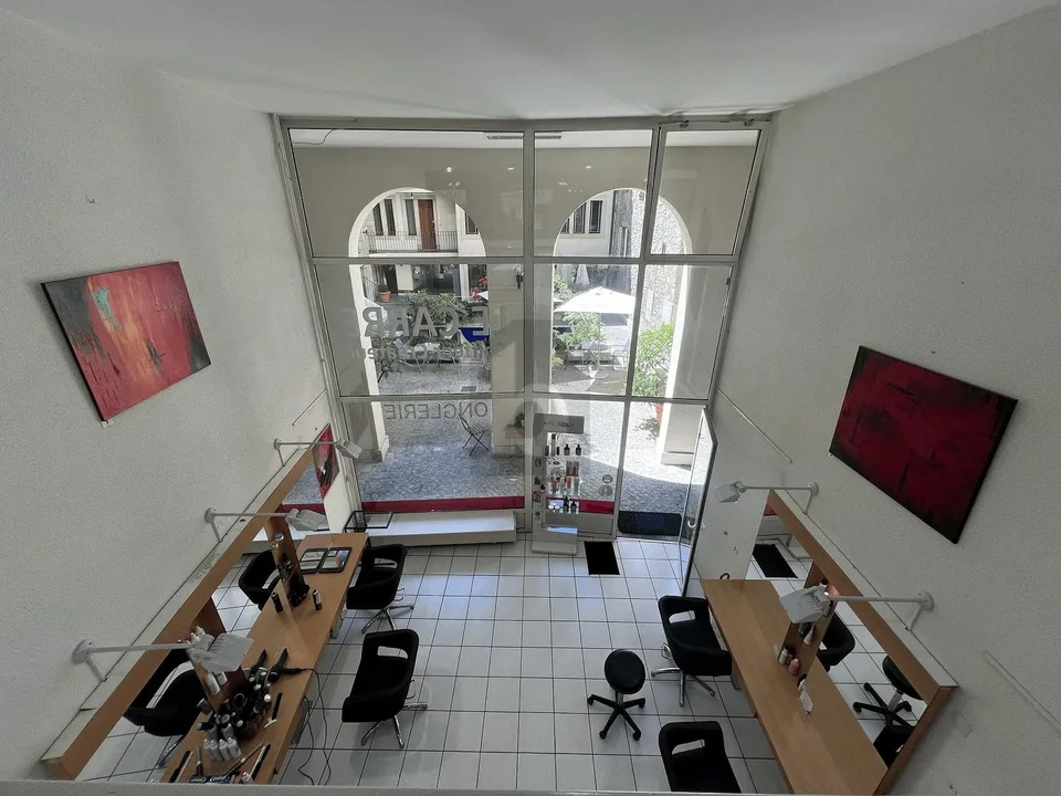 SALON DE COIFFURE EN VIEILLE VILLE