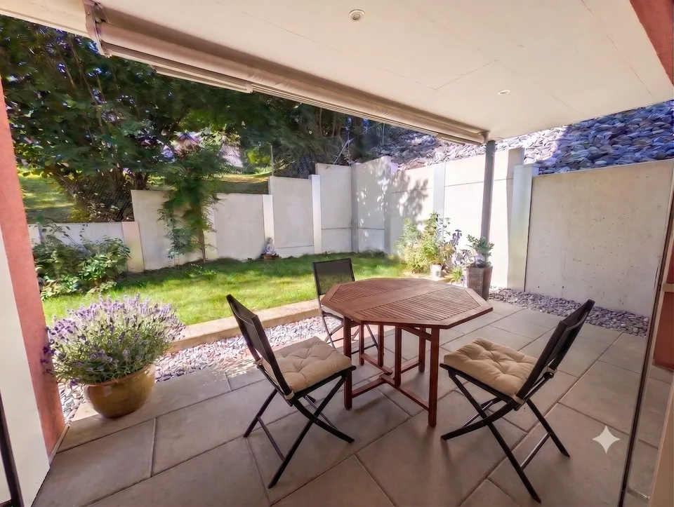 Möbliertes Schmuckstück: Exklusive 2.5-Zimmer-Souterrainwohnung mit Terrasse und Privatgartenteil