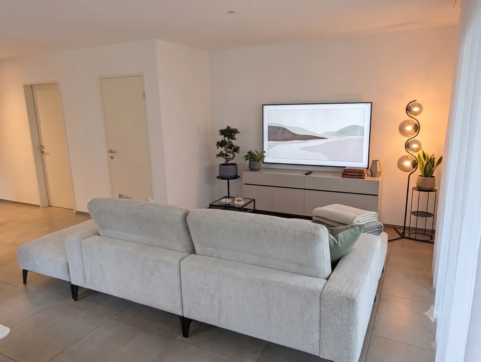 Möbliertes Schmuckstück: Exklusive 2.5-Zimmer-Souterrainwohnung mit Terrasse und Privatgartenteil