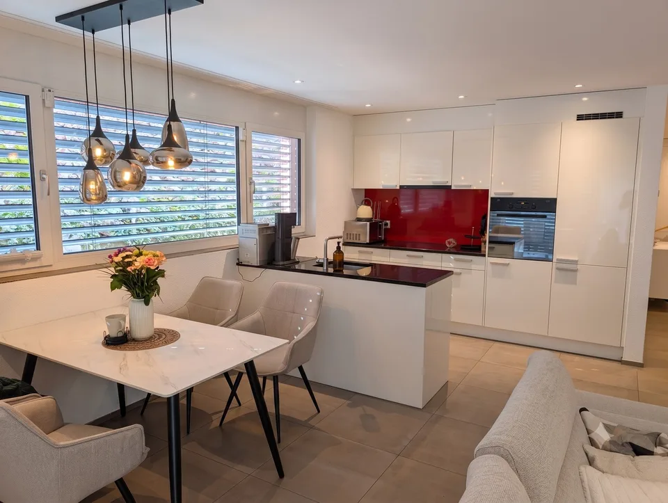 Möbliertes Schmuckstück: Exklusive 2.5-Zimmer-Souterrainwohnung mit Terrasse und Privatgartenteil