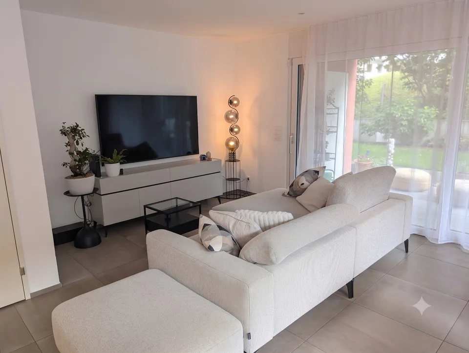 Möbliertes Schmuckstück: Exklusive 2.5-Zimmer-Souterrainwohnung mit Terrasse und Privatgartenteil