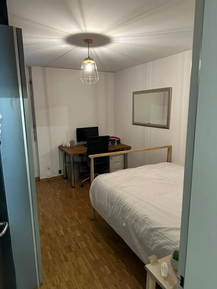 Möbeliertes WG-Zimmer in 4½-Zimmer-Wohnung in Kloten