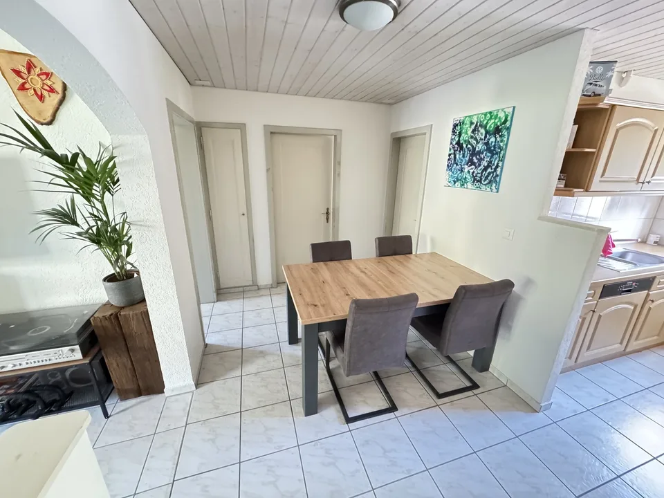 3,5-Zimmer-Wohnung am Rhein mit Balkon, möbliert, berfistete Untermiete.