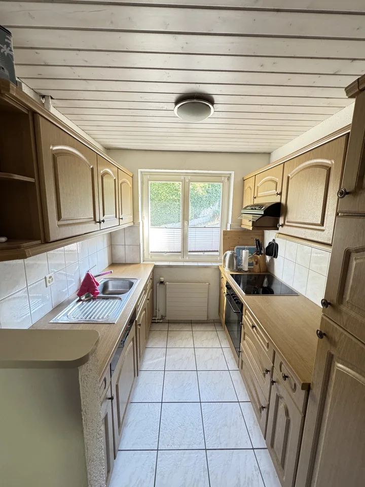 3,5-Zimmer-Wohnung am Rhein mit Balkon, möbliert, berfistete Untermiete.