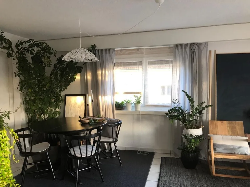 Sehr Grosse, helle und schöne Wohnung - zentral