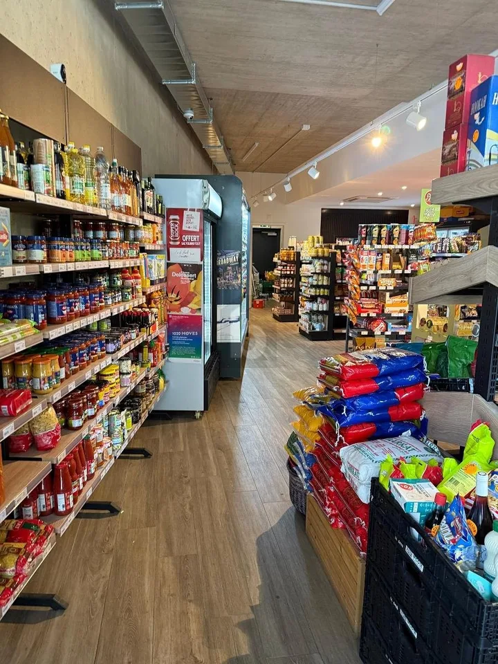MODERNE AVEC CLIENTÈLE FIDÈLE