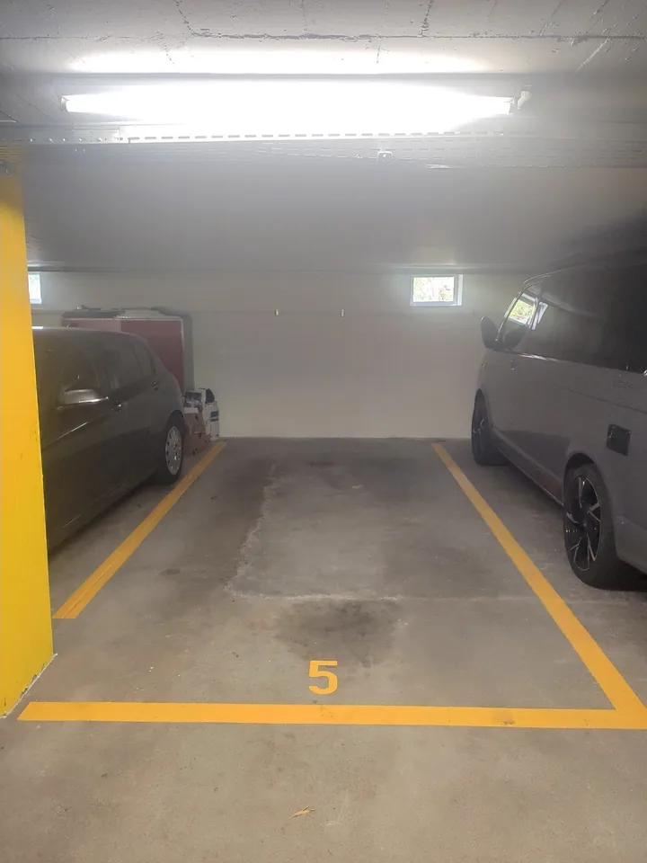 Aussen Parkplatz nah am Sportbad Käpfnach