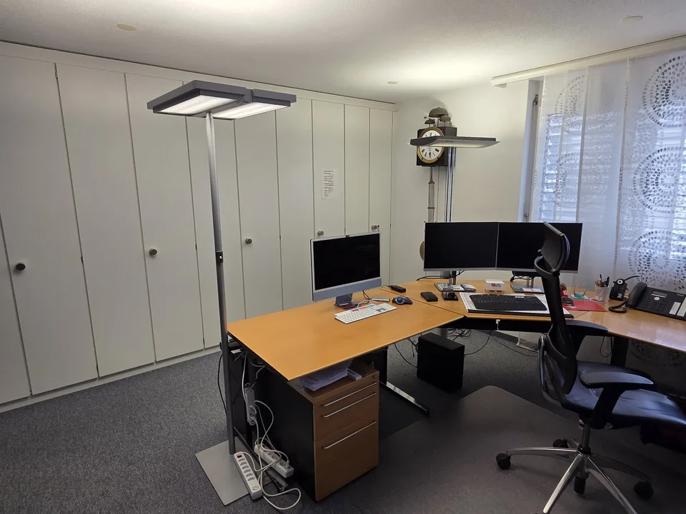 Büroräume 130 m2, 1. OG, möbliert, gute Lage im Zentrum