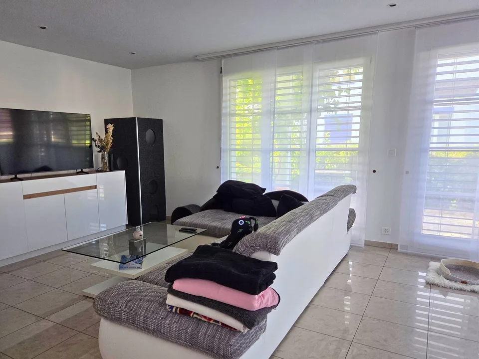 2 Zimmer zur Untermiete in modernem Haus mit Garten & Kamin