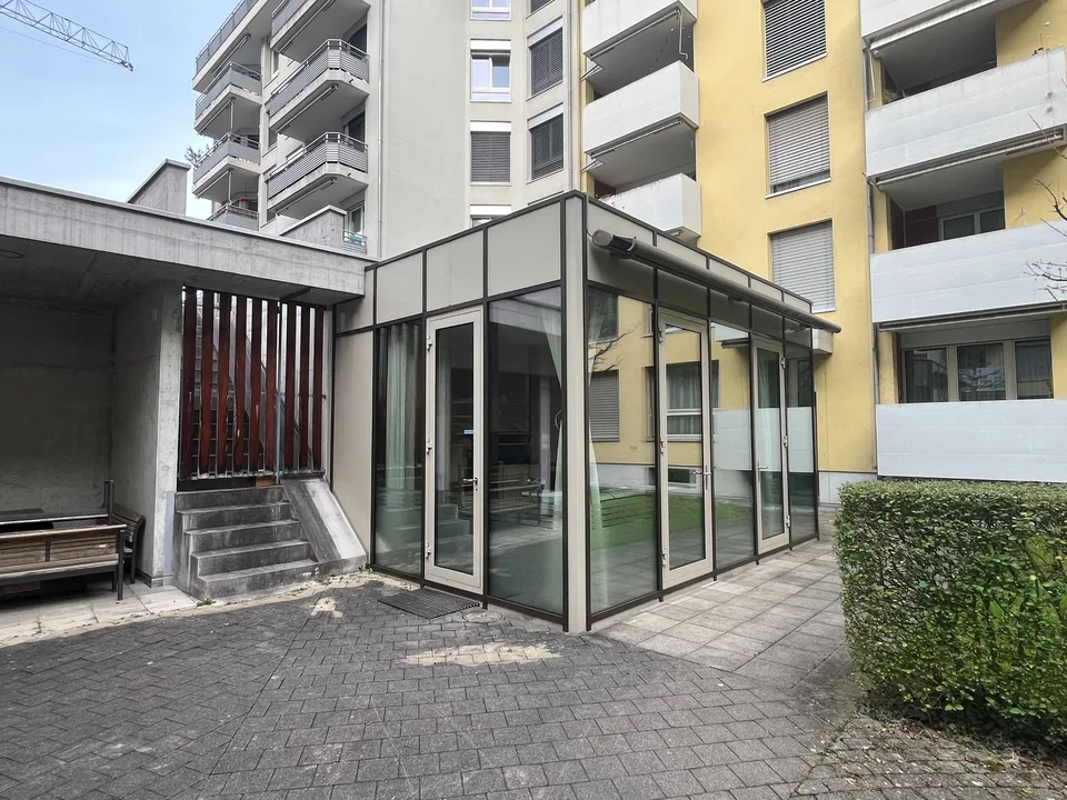 Helles Atelier / Büro im EG mit grosser Fensterfront in Luzern