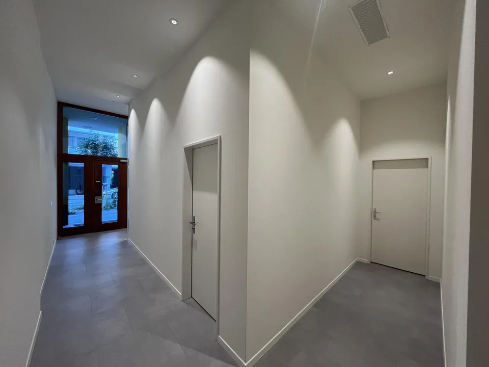 Helles Atelier / Büro im EG mit grosser Fensterfront in Luzern