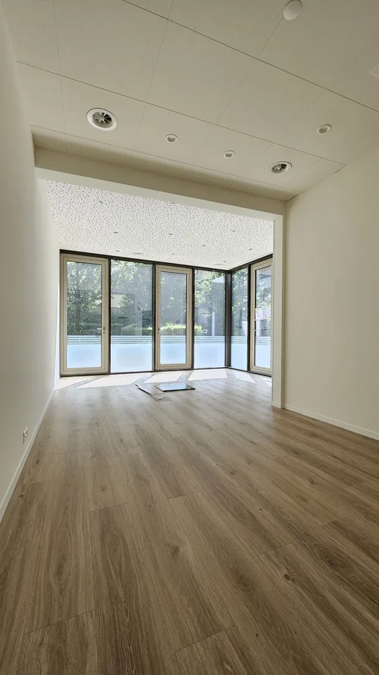 Helles Atelier / Büro im EG mit grosser Fensterfront in Luzern