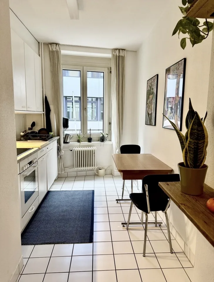 Helles Zimmer in zentraler 3-Zimmer-Wohnung im Herzen von Zürich
