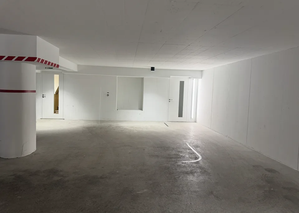 Großzügiger Tiefgaragenstellplatz in Neubau