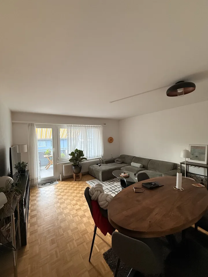Bright, unfurnished room in a fully equipped 2-person flatshare | Helles, unmöbliertes Zimmer in voll ausgestatteter 2er-WG