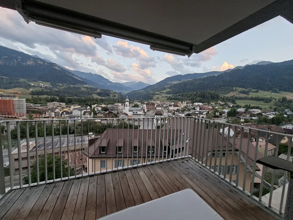 Moderne 3.5er mit toller Aussicht über Ilanz, 6.OG mit Lift und Balkon