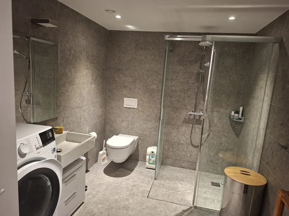 Moderne 3.5er mit toller Aussicht über Ilanz, 6.OG mit Lift und Balkon