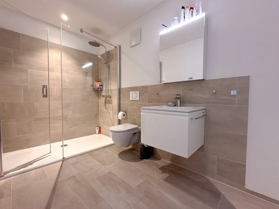 ***Nachmieter gesucht: Stilvolle 3,5-Zimmer-Wohnung mit Balkon, TG-Stellplatz & Bergblick