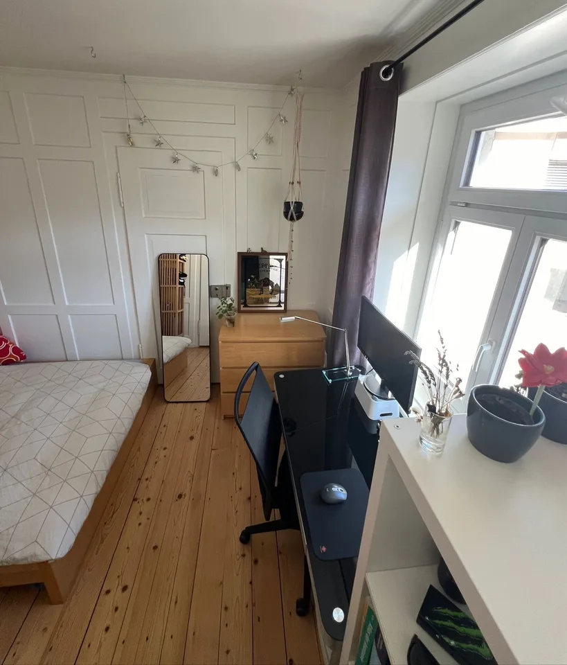 Room in student shared apartment