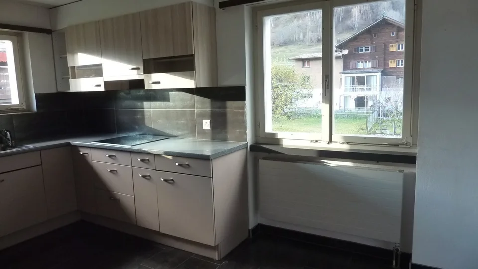 Grosses Haus mit drei Wohnungen zu vermieten an sehr ruhiger Lage