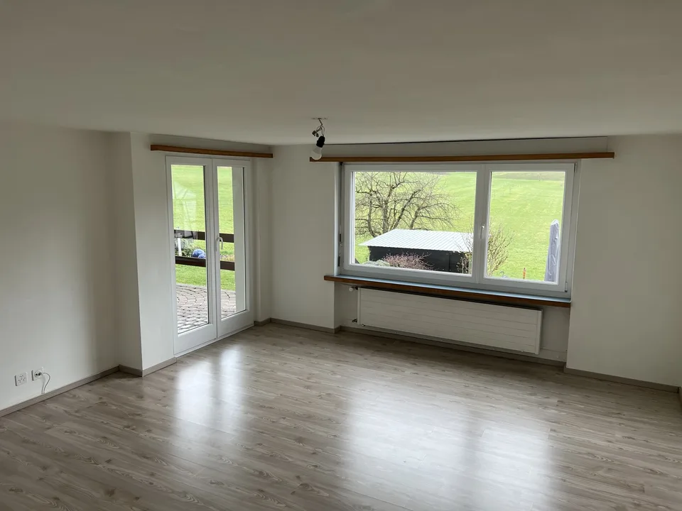 Die jetzigen Mieter wandern ins Ausland aus deshalb wird diese Wohnung frei