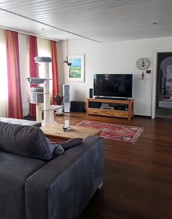 Grosszügige 7-Zimmer-Wohnung mit Gartenmöglichkeit in ruhiger Lage