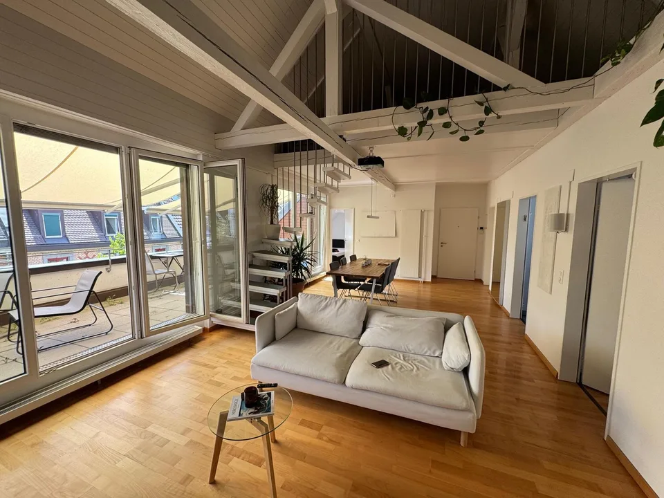 Zimmer in einer wunderschönen Maisonette-Wohnung mit Dachterrasse in Zürich (11 Monate, Verlängerung möglich)