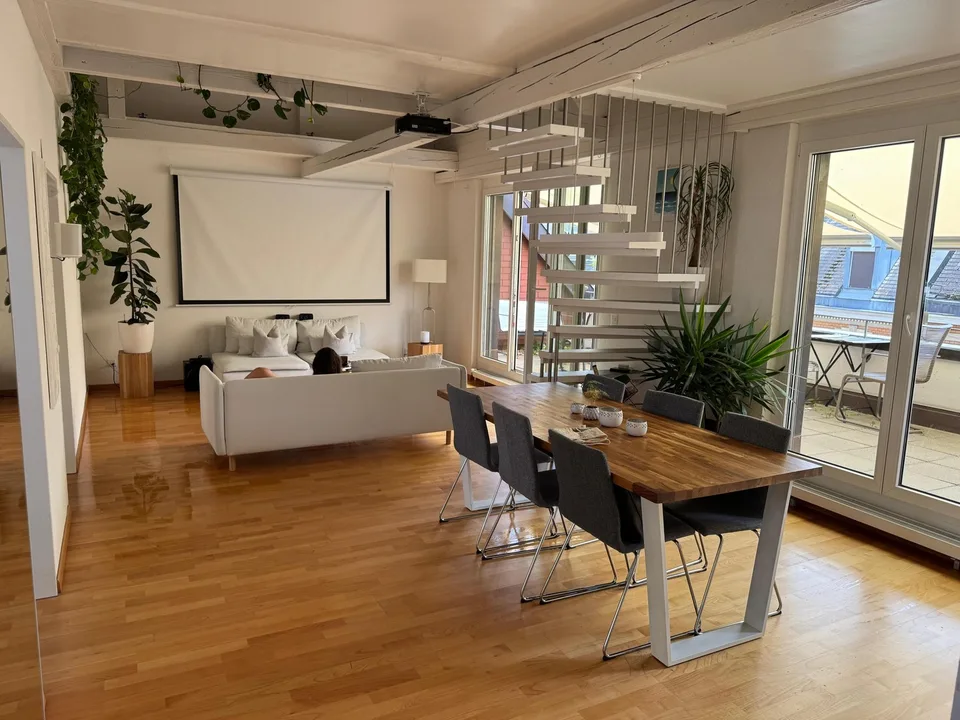 Zimmer in einer wunderschönen Maisonette-Wohnung mit Dachterrasse in Zürich (11 Monate, Verlängerung möglich)