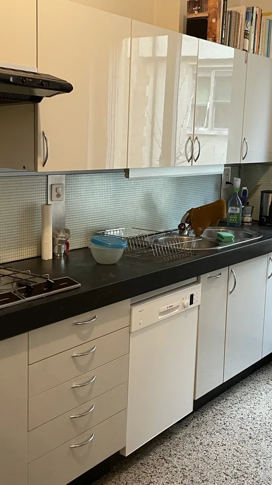 Spacious room in Zurich Kreis 6 – available now until the end of August