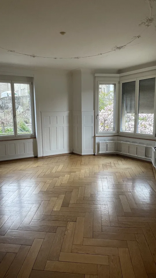 Spacious room in Zurich Kreis 6 – available now until the end of August
