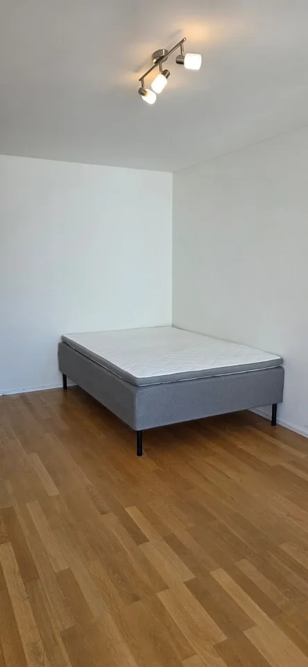 Chambre temporaire avec seulement un lit, dans un appartement partagé