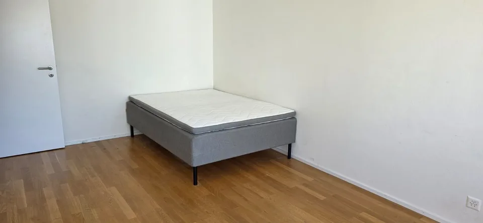 Chambre temporaire avec seulement un lit, dans un appartement partagé