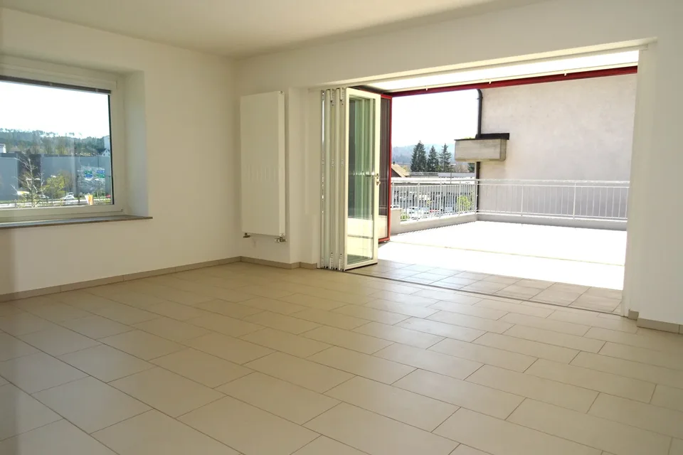 An zentrumsnaher Wohnlage überzeugt diese schöne Wohnung mit 4.5 Zimmer Wohnräumen.