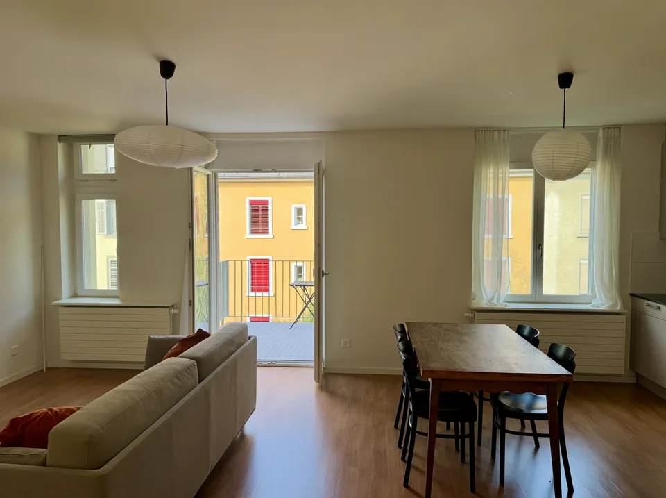 Bright & Charming 2.5-Room Apartment with Balcony in the Heart of Wiedikon (Kreis 3)