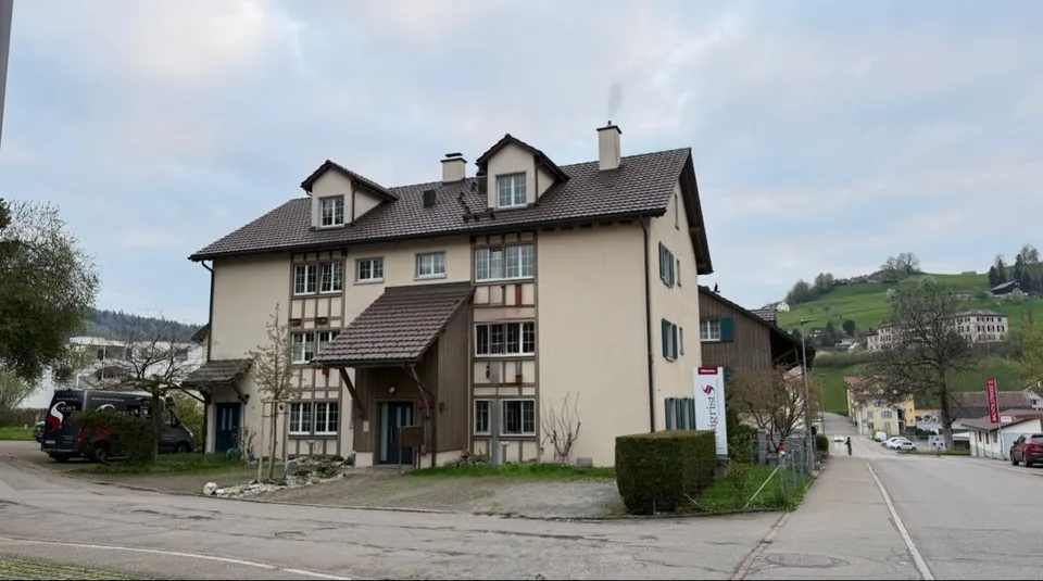 Helle und frisch sanierte 3.5-Zimmerwohnung mit grossem Estrich