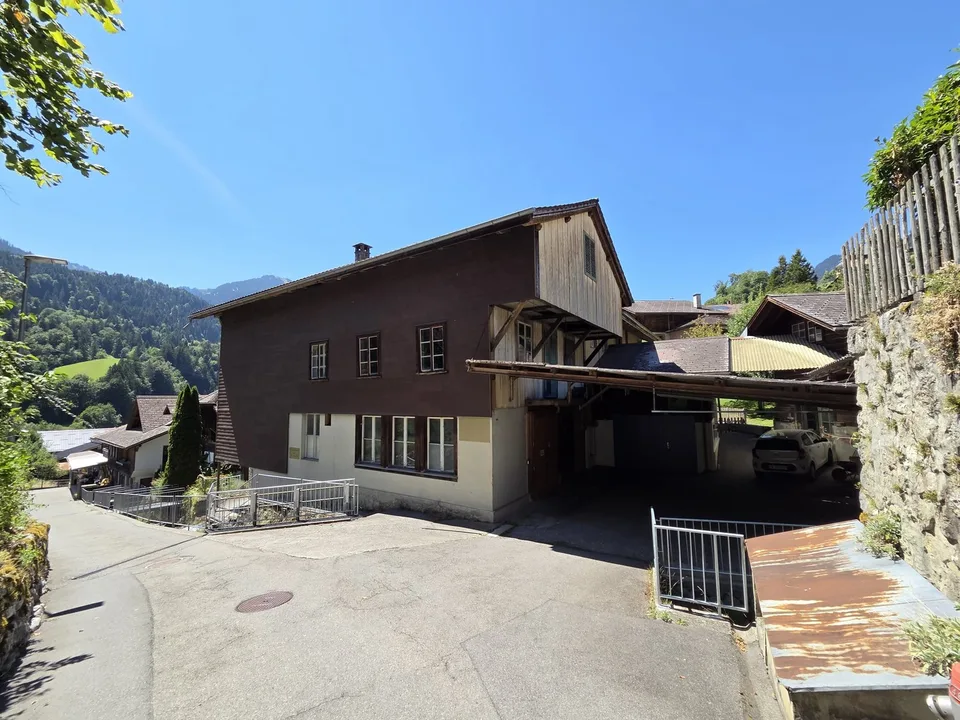 Vielzweck-Objekt mit Charme: Großzügige Gewerberäume / Atelier / Werkstatt direkt am Bach