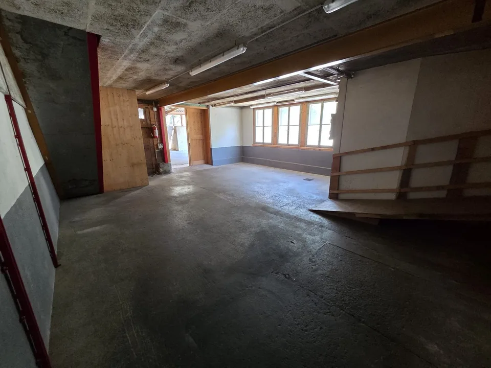 Vielzweck-Objekt mit Charme: Großzügige Gewerberäume / Atelier / Werkstatt direkt am Bach