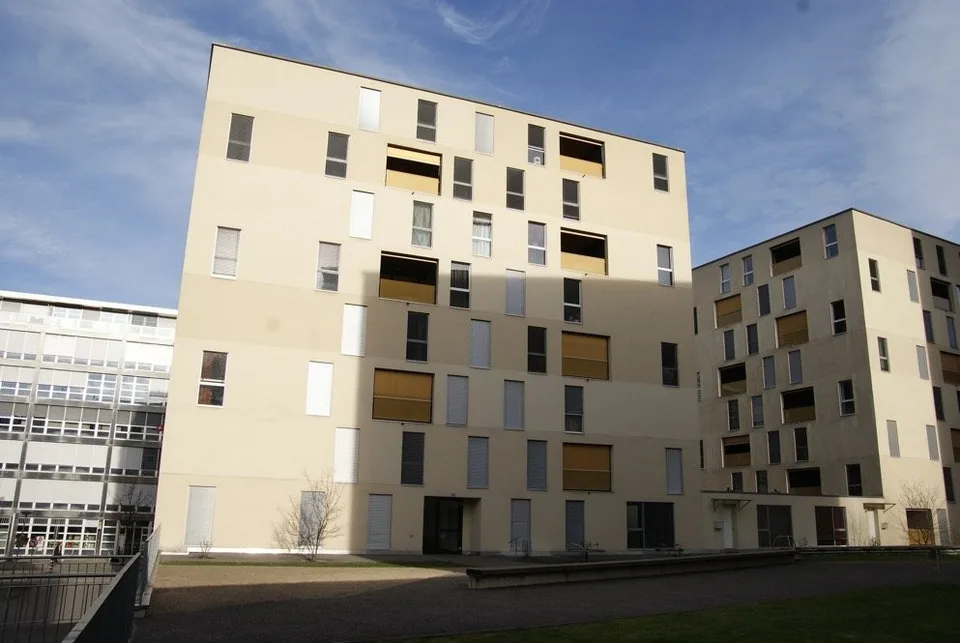 Lumineux 2½ pièces dans immeuble récent, à deux pas de la gare