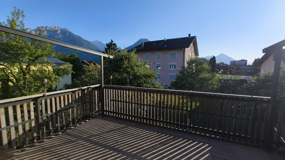 3½ Zimmer Wohnung mit ca. 15m² Terasse, viel grünem Umschwung und grosser Garage
