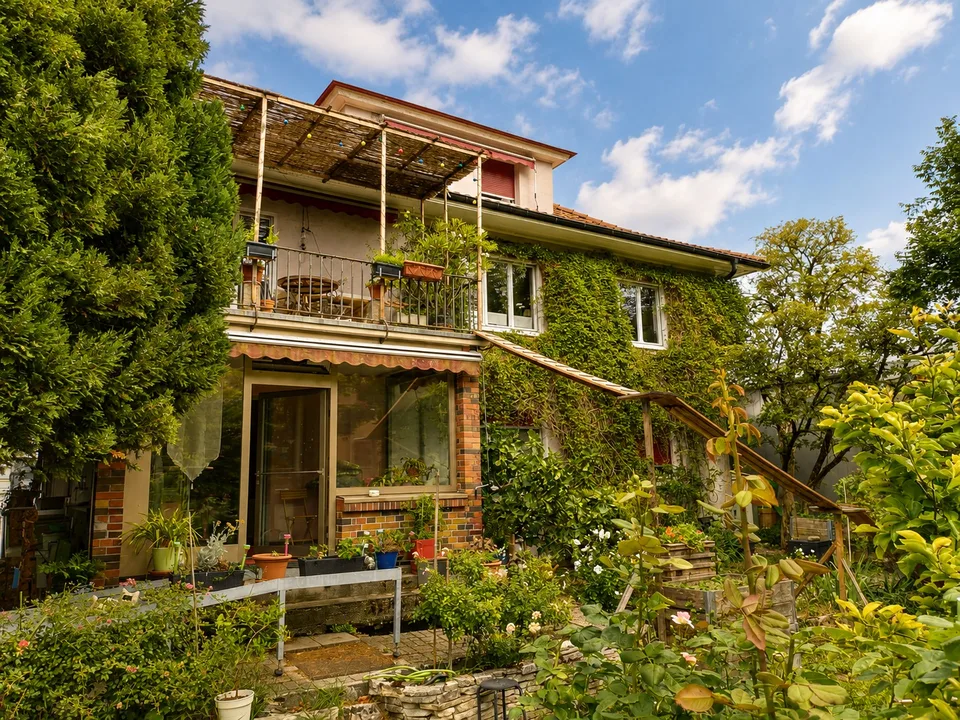 Charmante 4½-Zimmer-Wohnung mit Balkon und Gartenblick / 3-Familienhaus