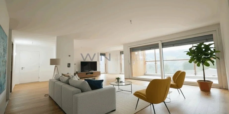 Rêve de maison ensoleillé avec vue sur les montagnes