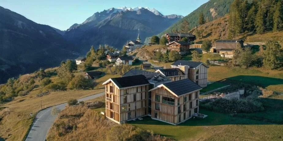 Rêve de maison ensoleillé avec vue sur les montagnes