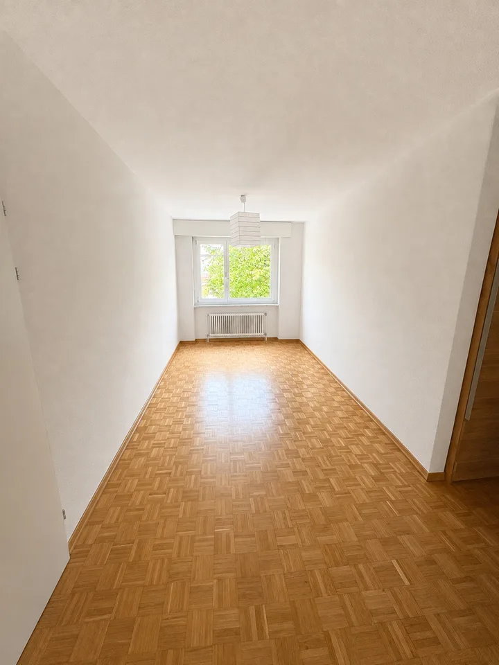 Helle 4.5-Zimmer-Wohnung mit sonnigem Balkon an ruhiger Lage in Pfaffhausen