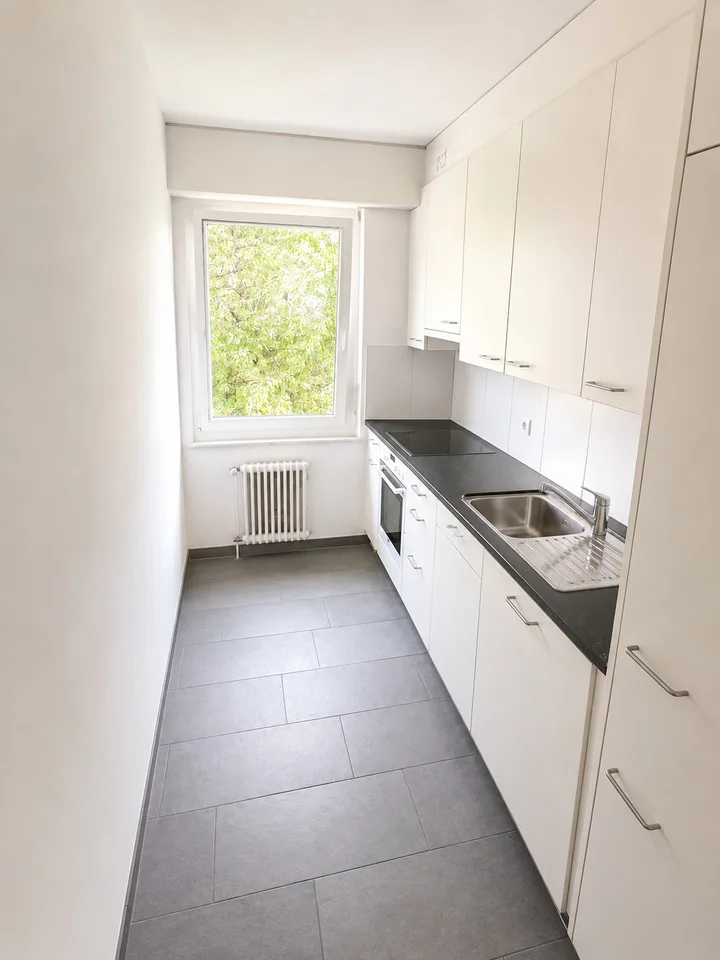 Helle 4.5-Zimmer-Wohnung mit sonnigem Balkon an ruhiger Lage in Pfaffhausen