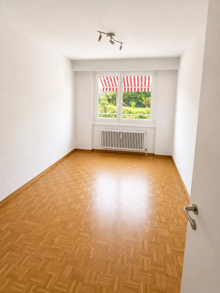 Helle 4.5-Zimmer-Wohnung mit sonnigem Balkon an ruhiger Lage in Pfaffhausen