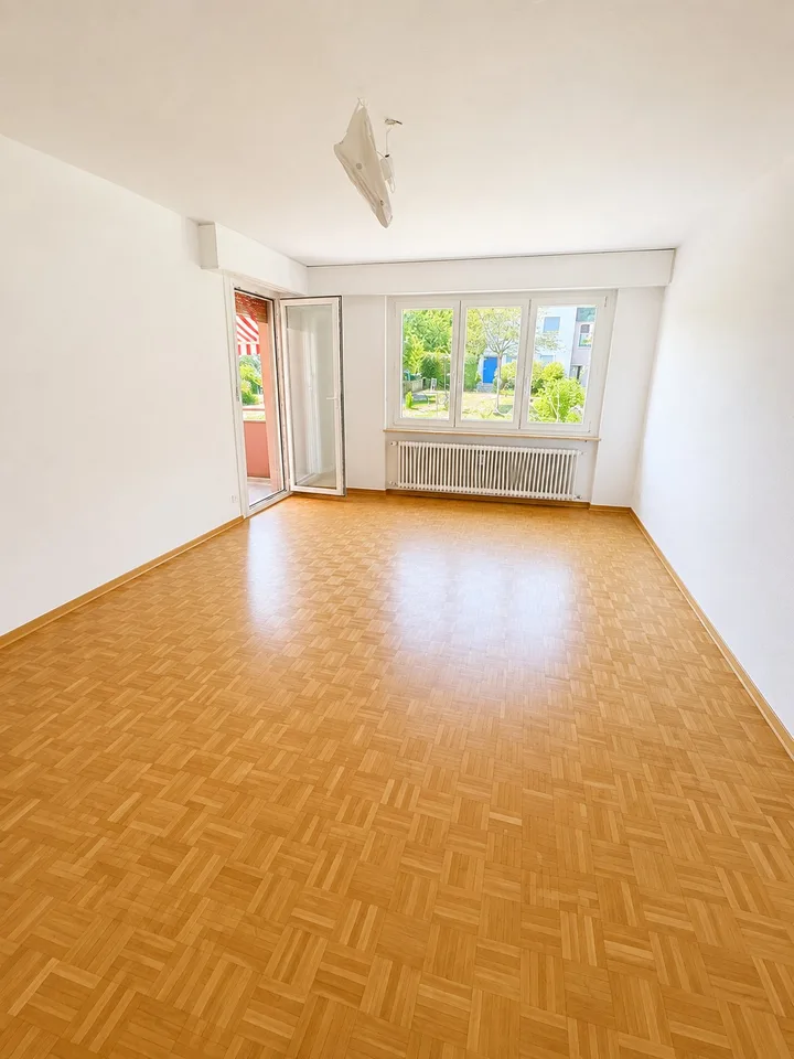 Helle 4.5-Zimmer-Wohnung mit sonnigem Balkon an ruhiger Lage in Pfaffhausen