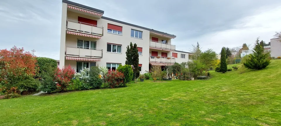 Helle 4.5-Zimmer-Wohnung mit sonnigem Balkon an ruhiger Lage in Pfaffhausen